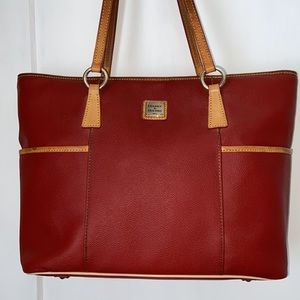 EUC Dooney & Bourke large tote bag Red pebble leather two side pockets